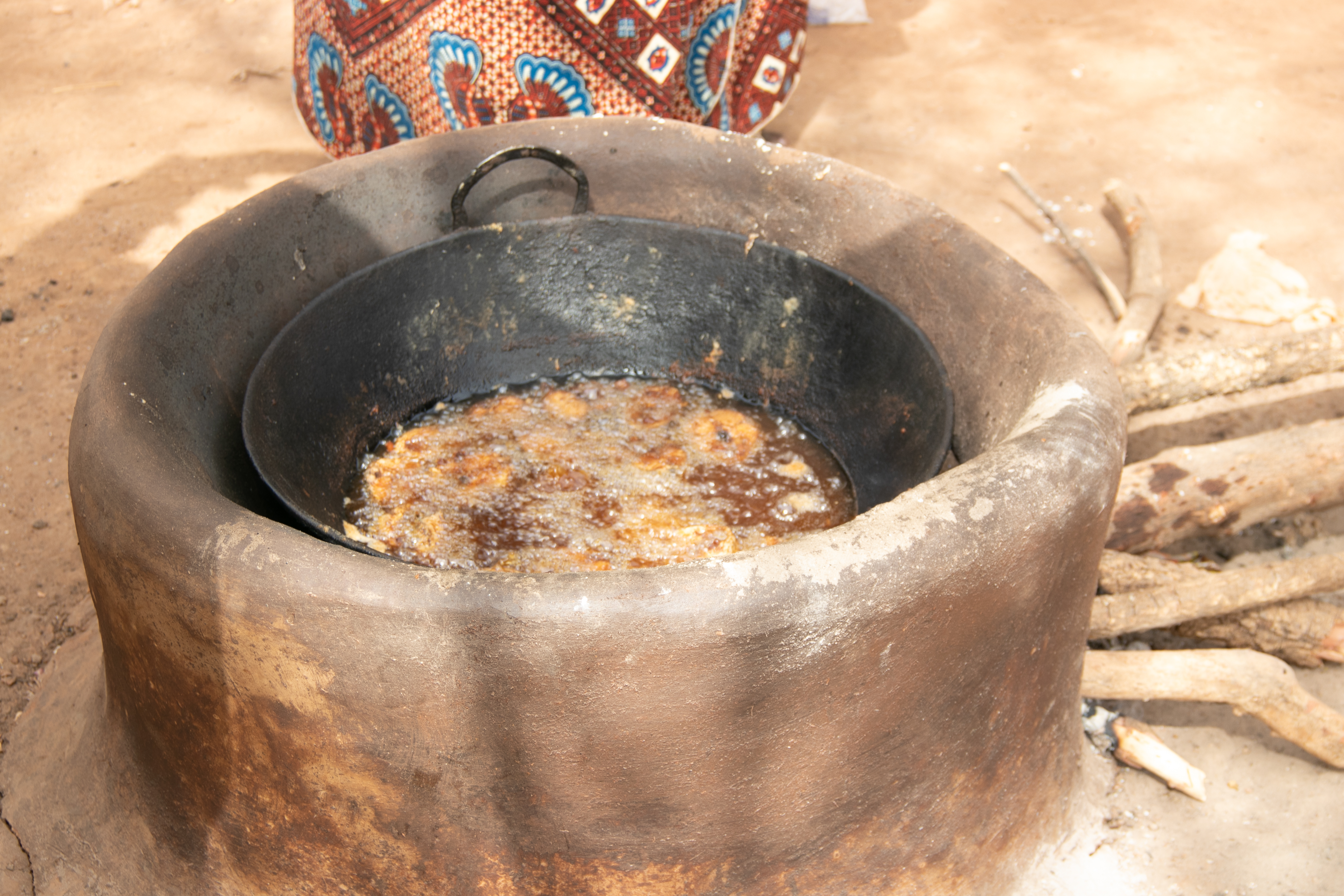 Foyers améliorés à Saye : Les femmes pour une cuisine plus saine et respectueuse de l’environnement